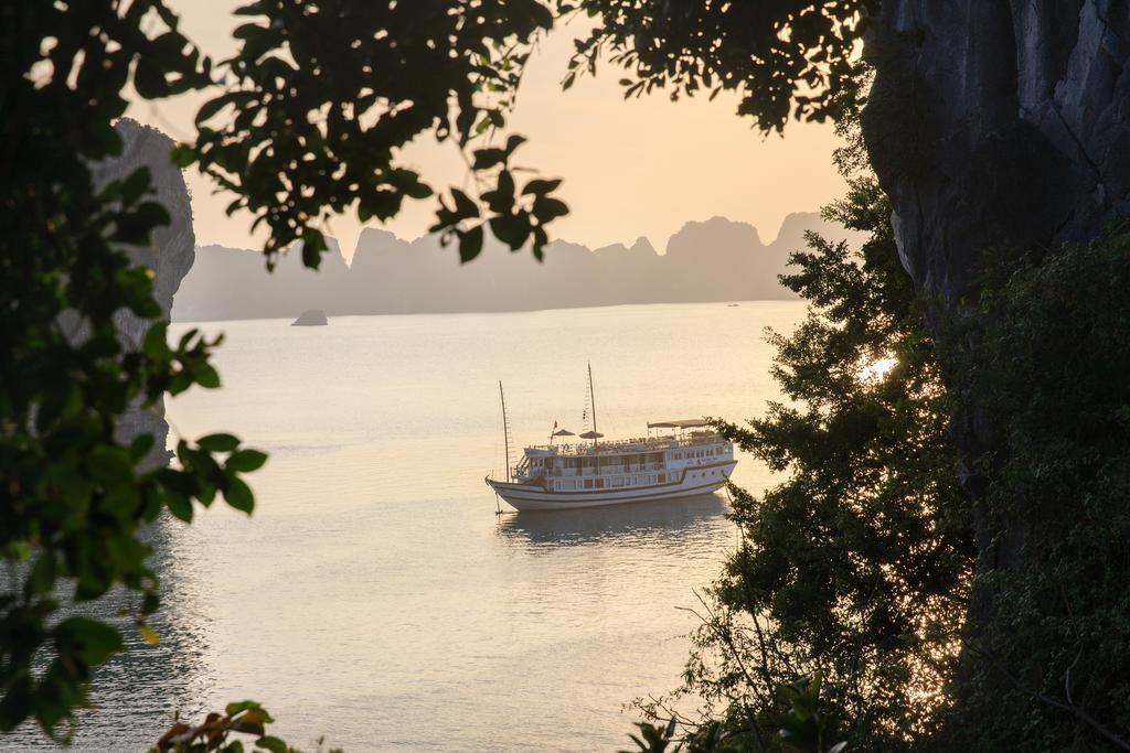 Garden Bay Luxury Cruise Hotel Ha Long Exterior photo