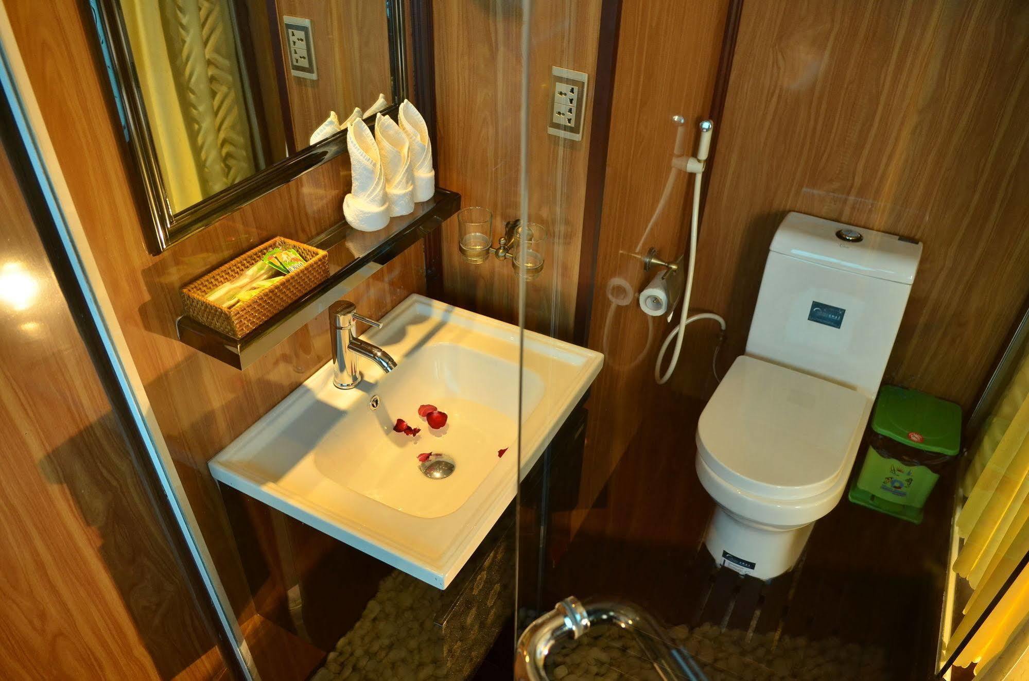 Garden Bay Luxury Cruise Hotel Ha Long Exterior photo