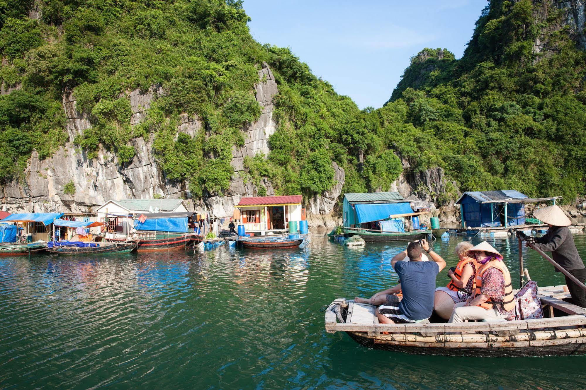 Garden Bay Luxury Cruise Hotel Ha Long Exterior photo