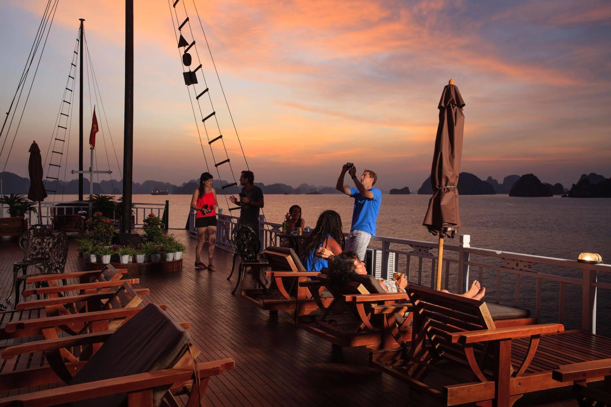 Garden Bay Luxury Cruise Hotel Ha Long Exterior photo